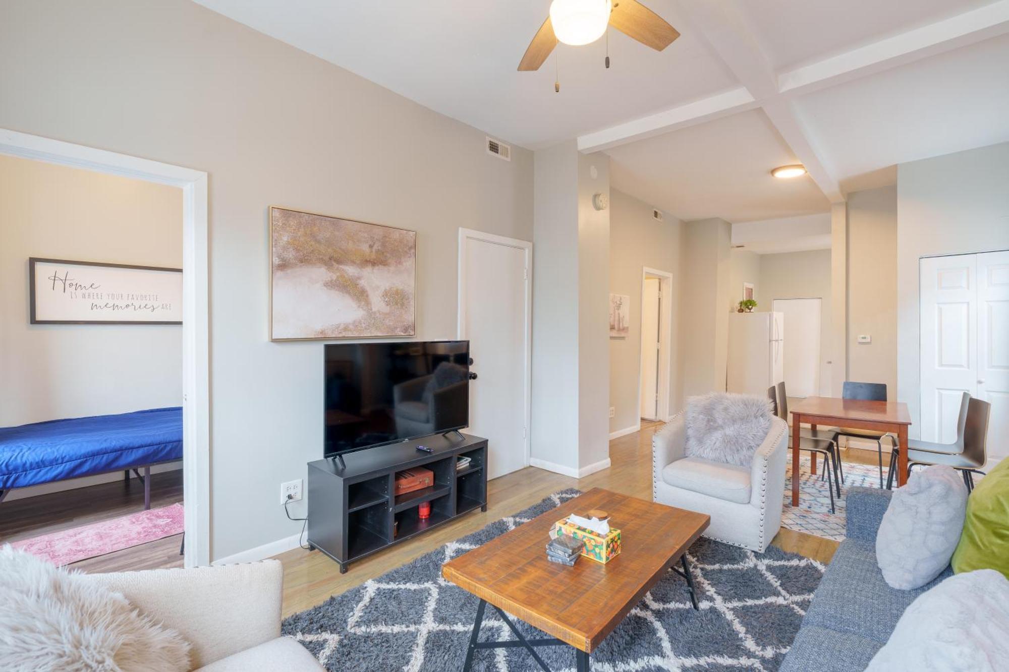 Bright & Modern 3br And 1ba In Logan Square Apartment
