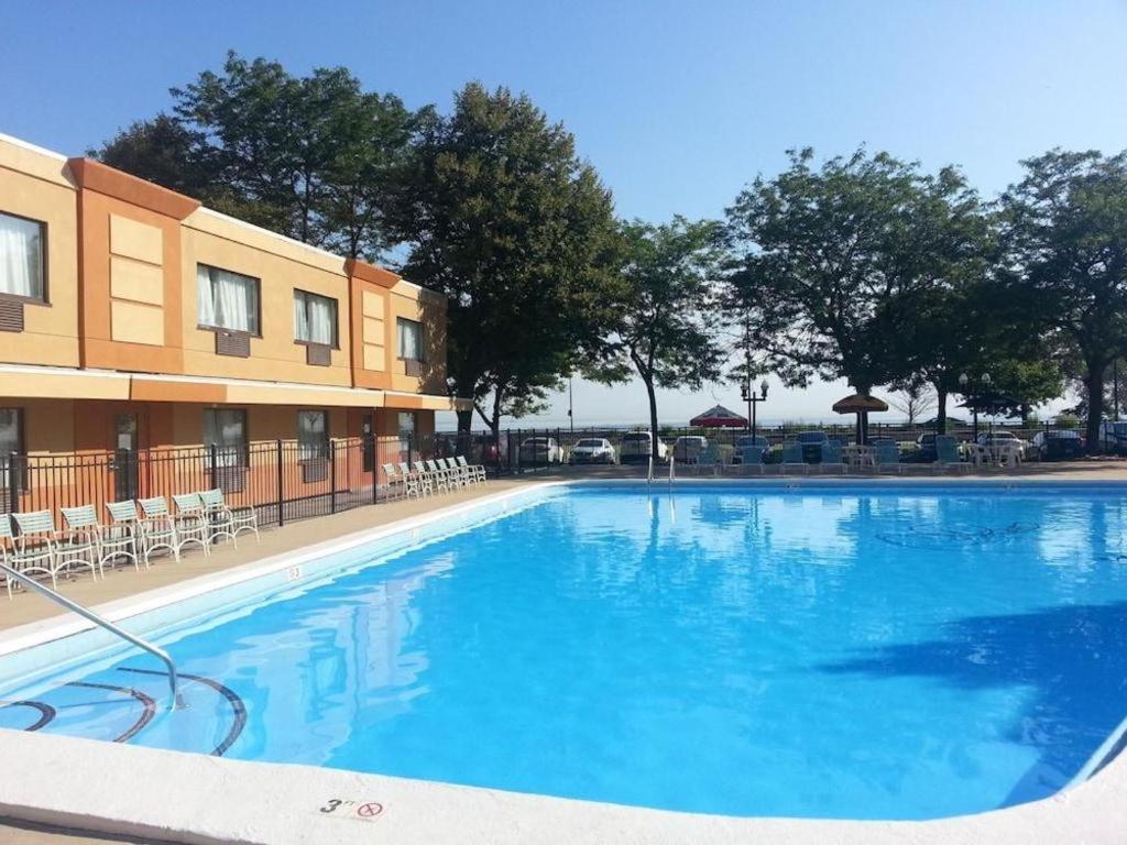 Shore Hotel 3*
