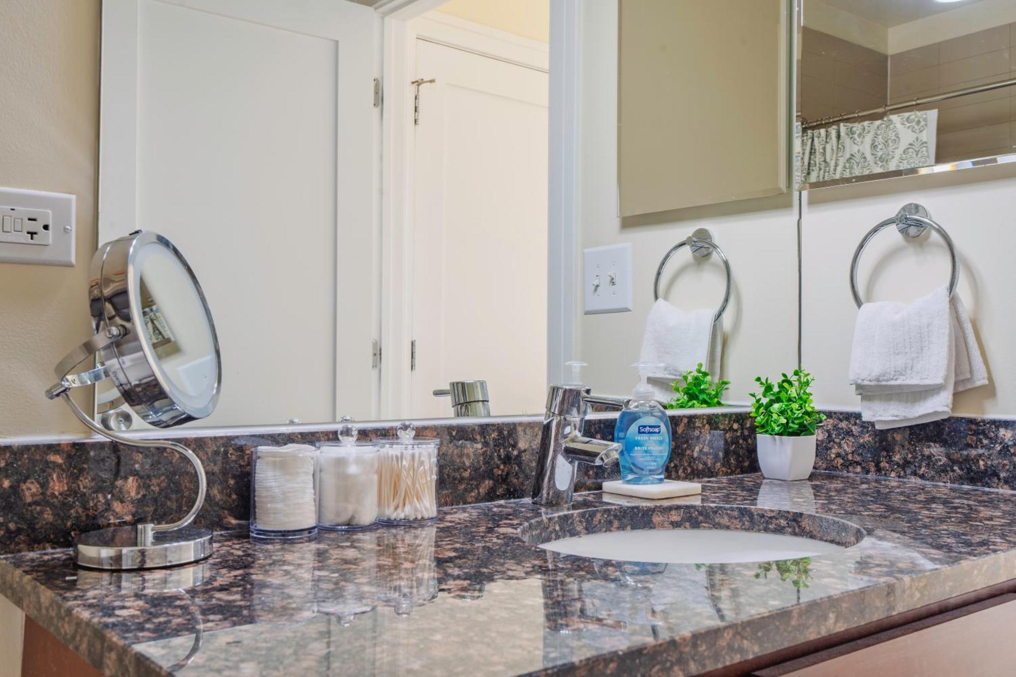 Chic & Elegant 4br Retreat Near Uchi With Laundry * Chicago