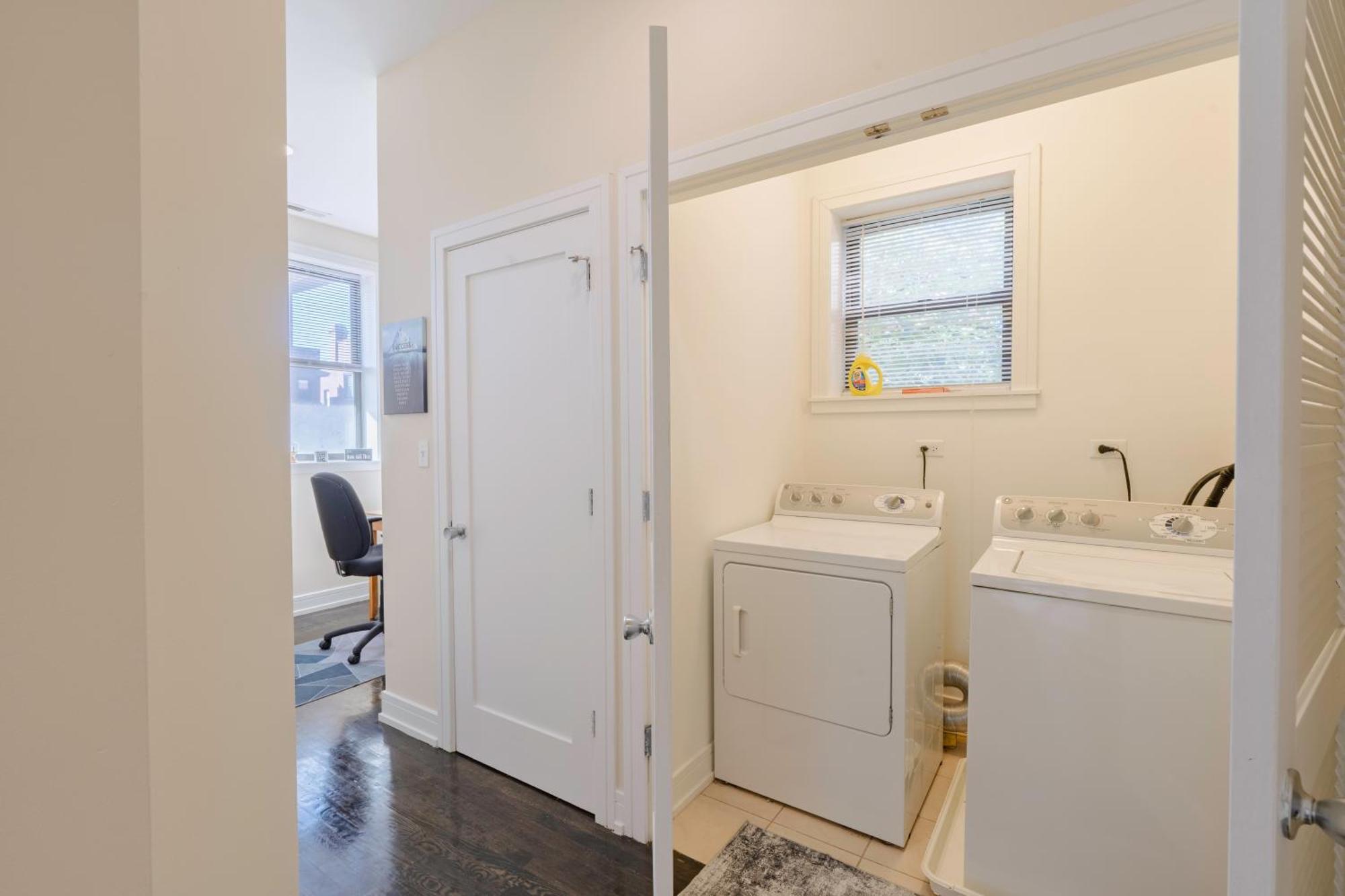 Chic & Elegant 4br Retreat Near Uchi With Laundry