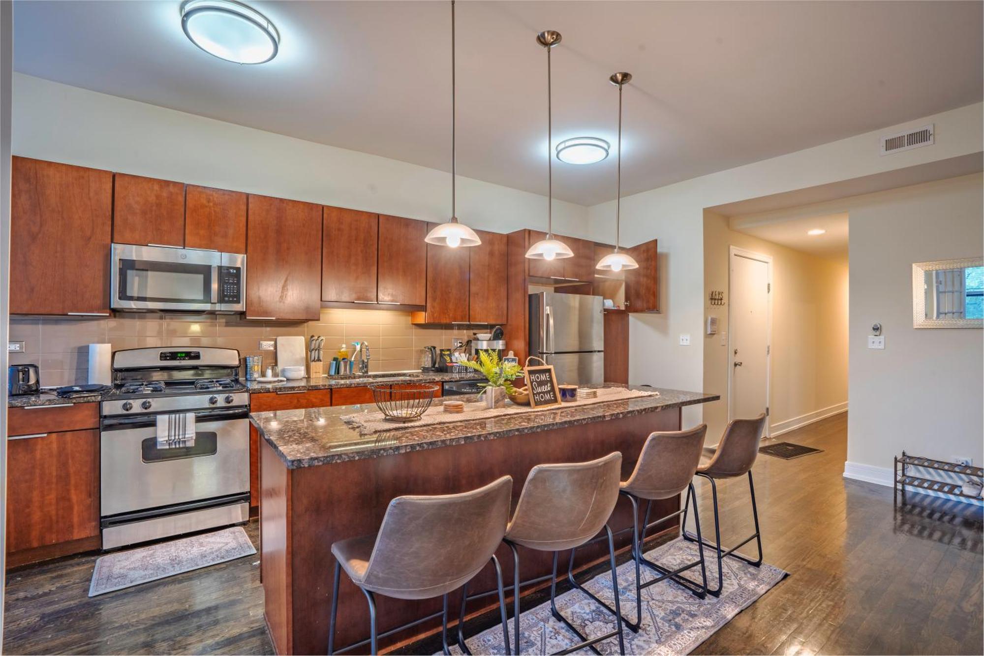 Chic & Elegant 4br Retreat Near Uchi With Laundry Apartment *