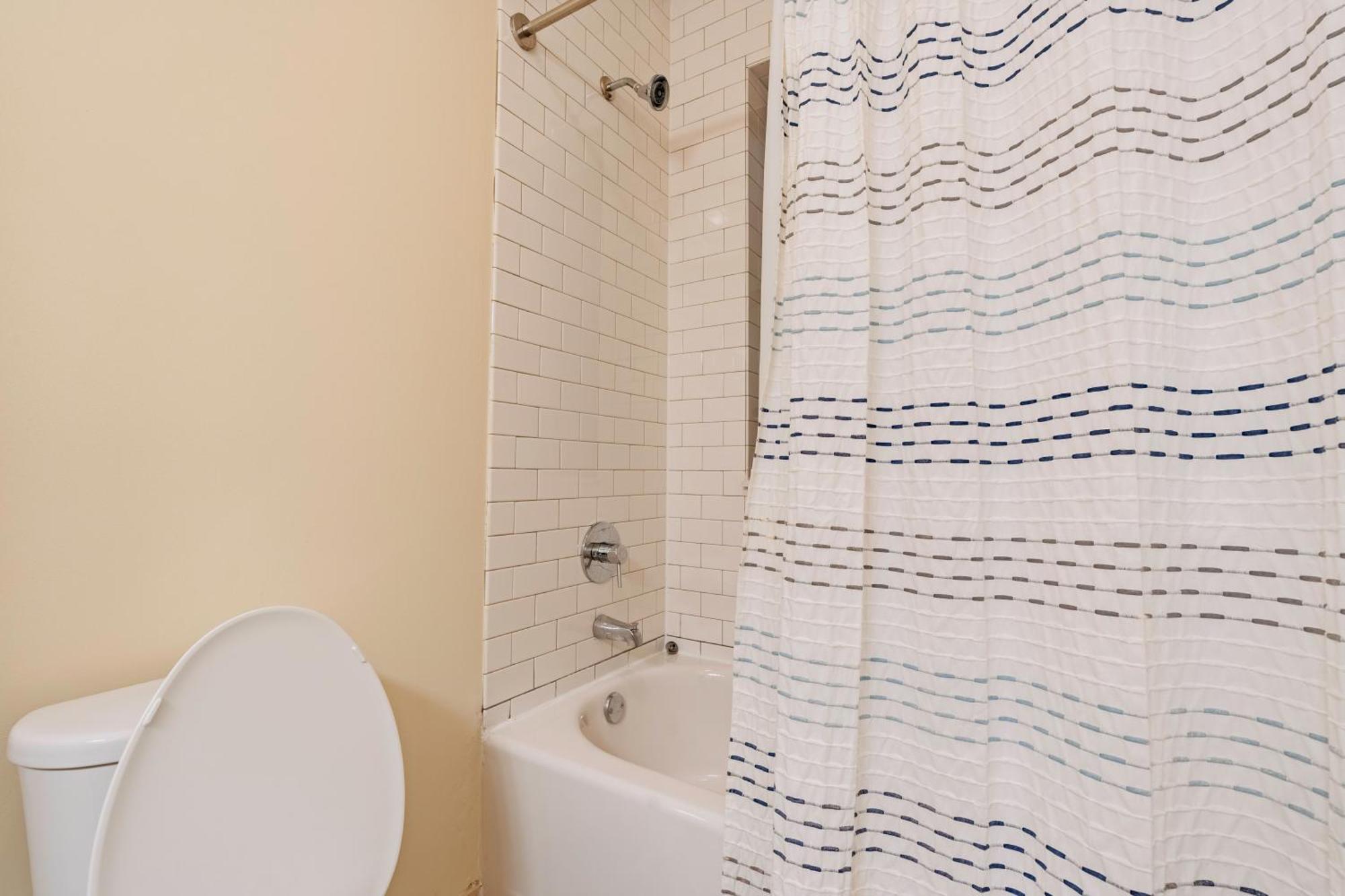 Chic & Elegant 4br Retreat Near Uchi With Laundry Apartment