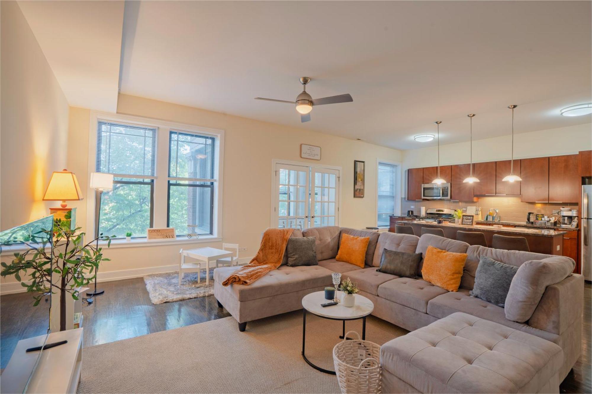 Chic & Elegant 4br Retreat Near Uchi With Laundry Apartment *