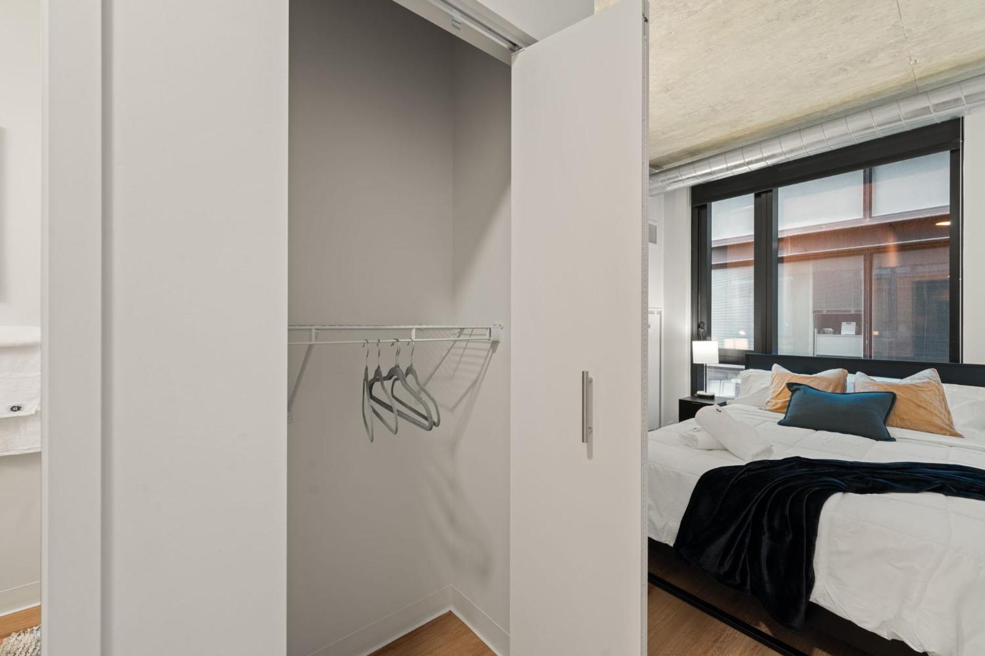 Apartment Lux 3 Bed 3 Bath High Rise With Gym & Amenities