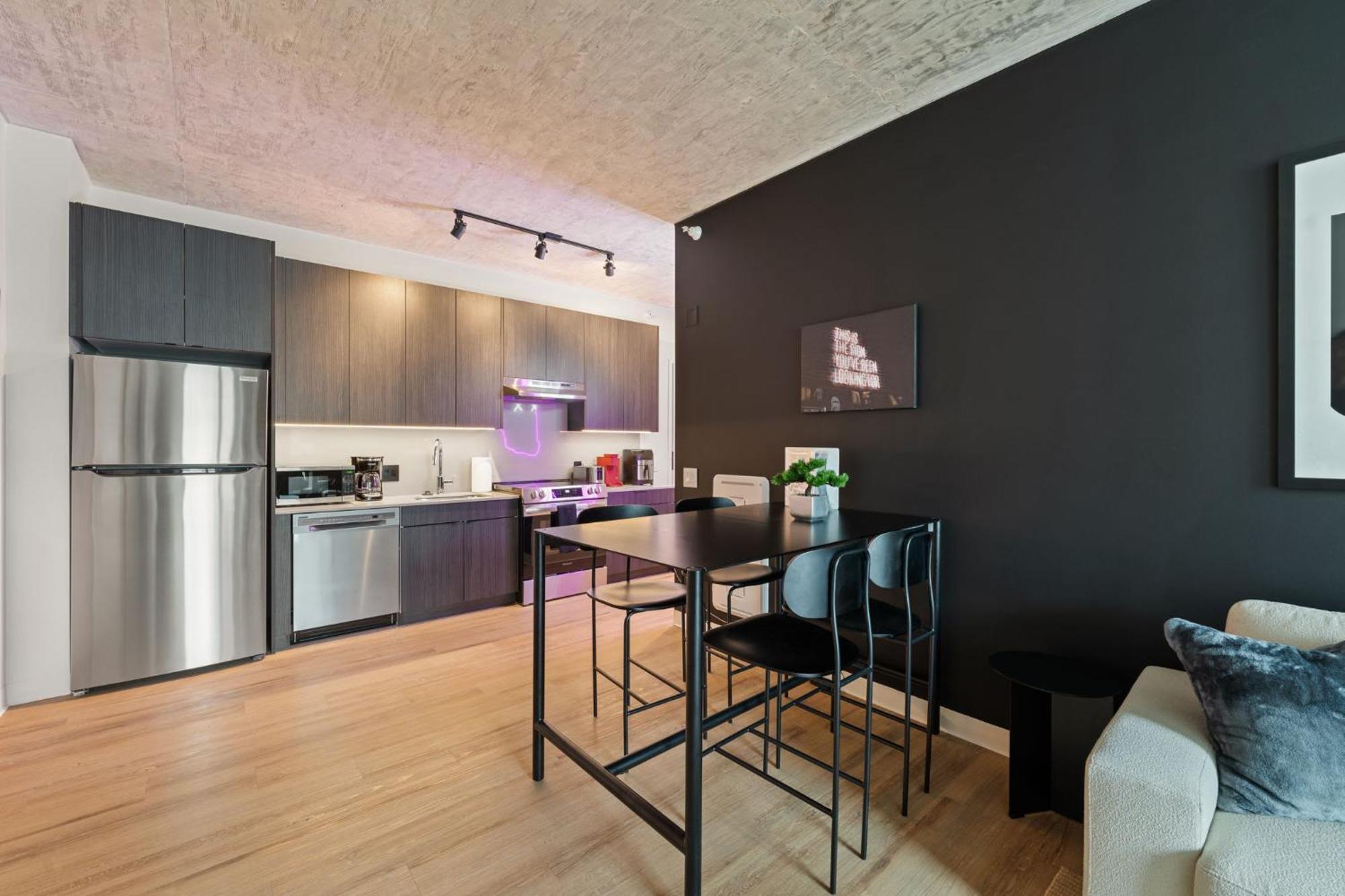 Apartment Lux 3 Bed 3 Bath High Rise With Gym & Amenities *