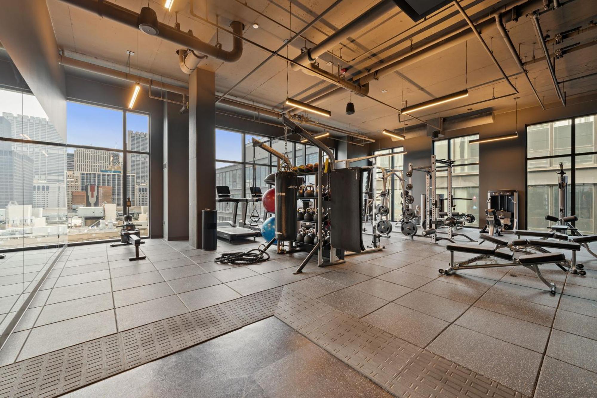 Lux 3 Bed 3 Bath High Rise With Gym & Amenities Apartment