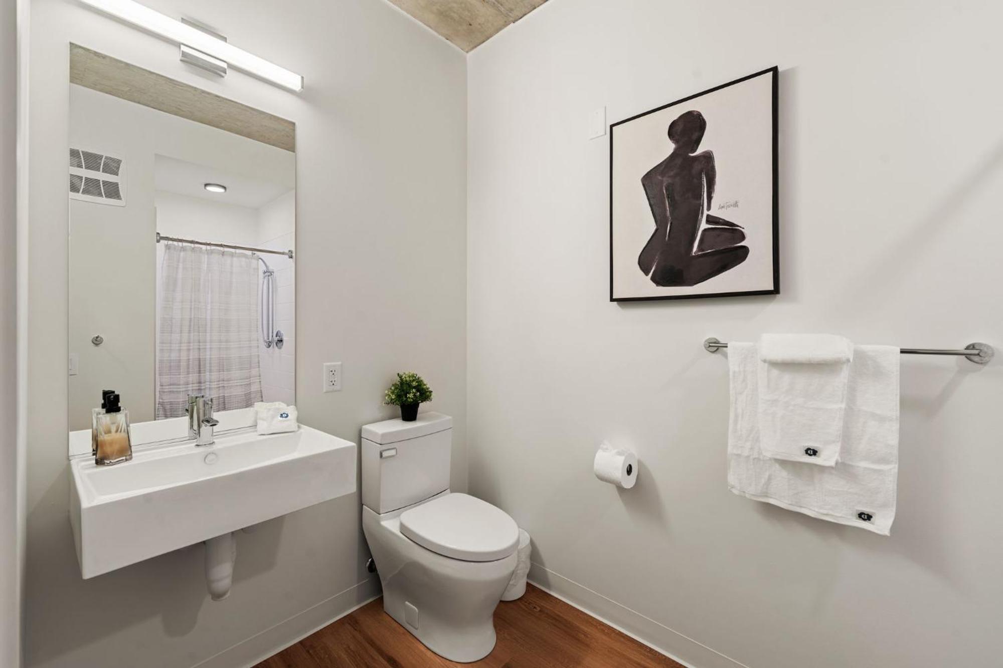 Lux 3 Bed 3 Bath High Rise With Gym & Amenities Apartment *
