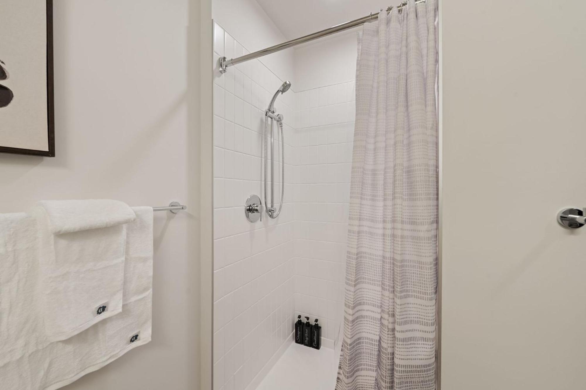 Apartment Lux 3 Bed 3 Bath High Rise With Gym & Amenities *