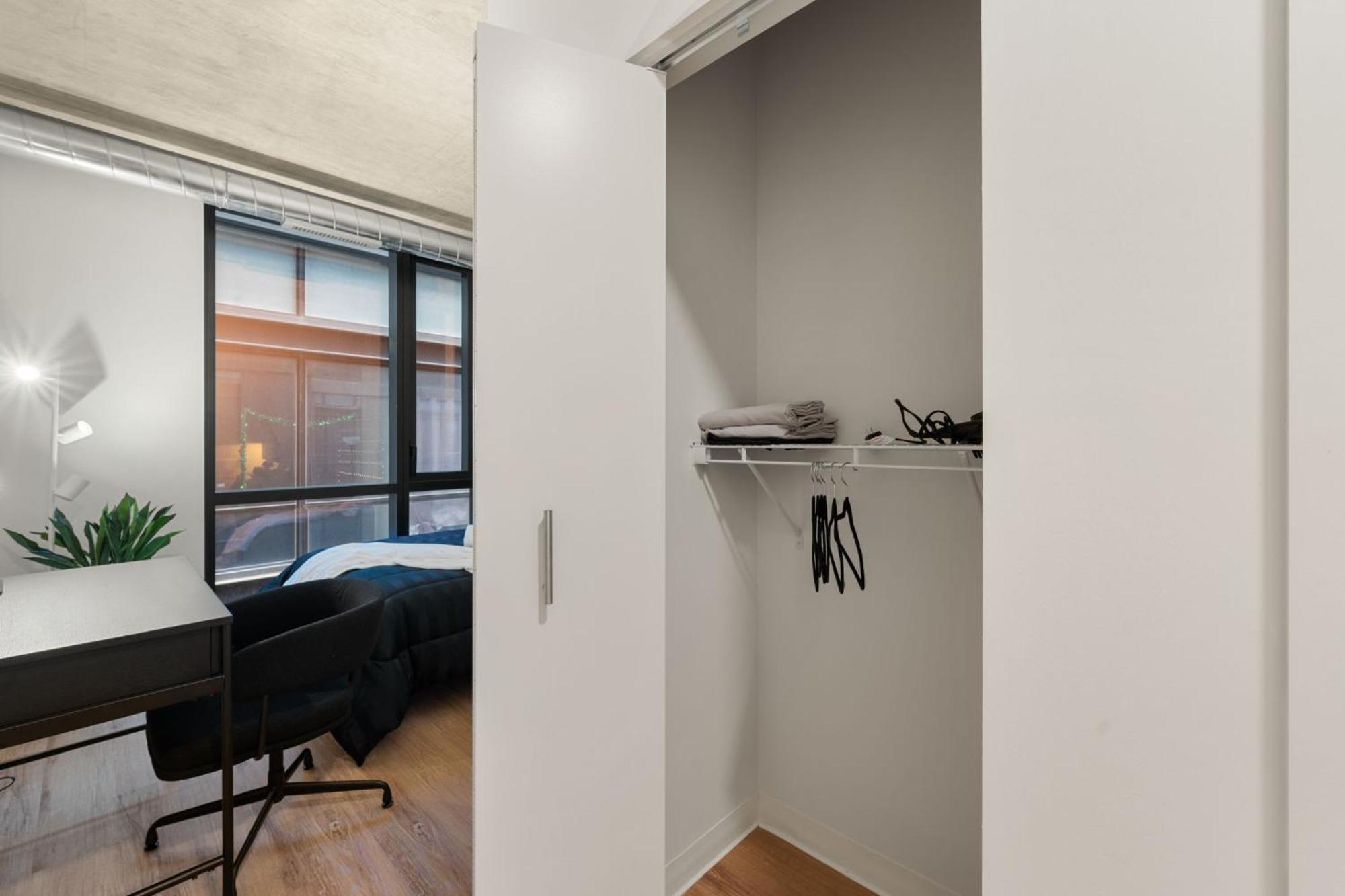 Lux 3 Bed 3 Bath High Rise With Gym & Amenities Apartment *