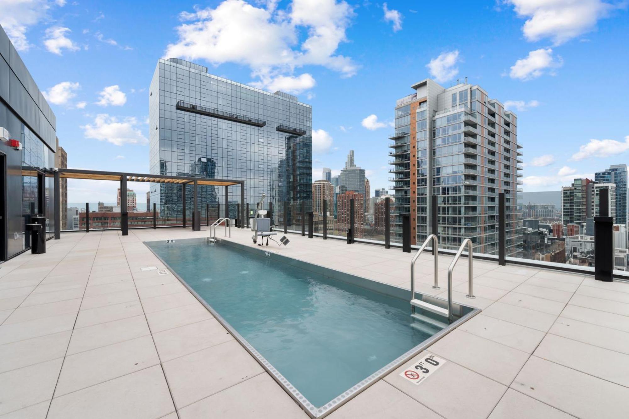 Lux 3 Bed 3 Bath High Rise With Gym & Amenities Apartment *