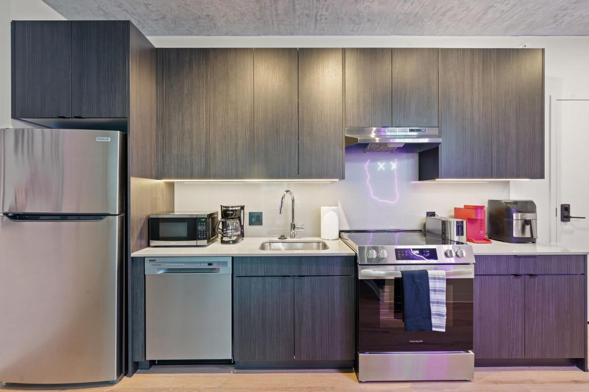 Lux 3 Bed 3 Bath High Rise With Gym & Amenities *