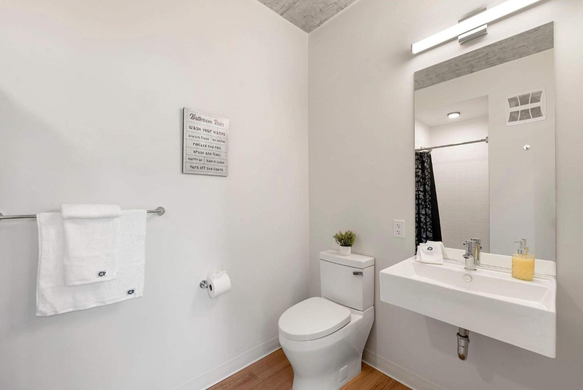 Lux 3 Bed 3 Bath High Rise With Gym & Amenities Apartment