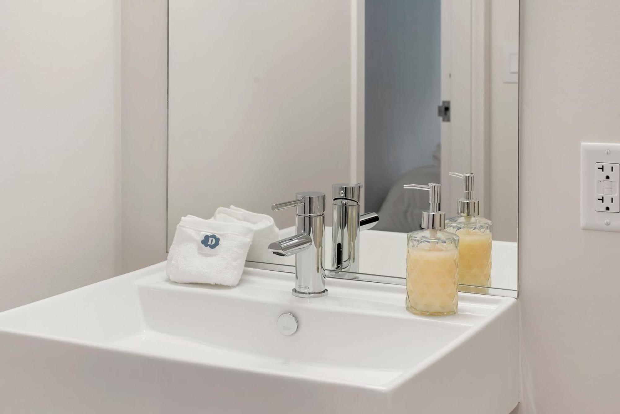Lux 3 Bed 3 Bath High Rise With Gym & Amenities *
