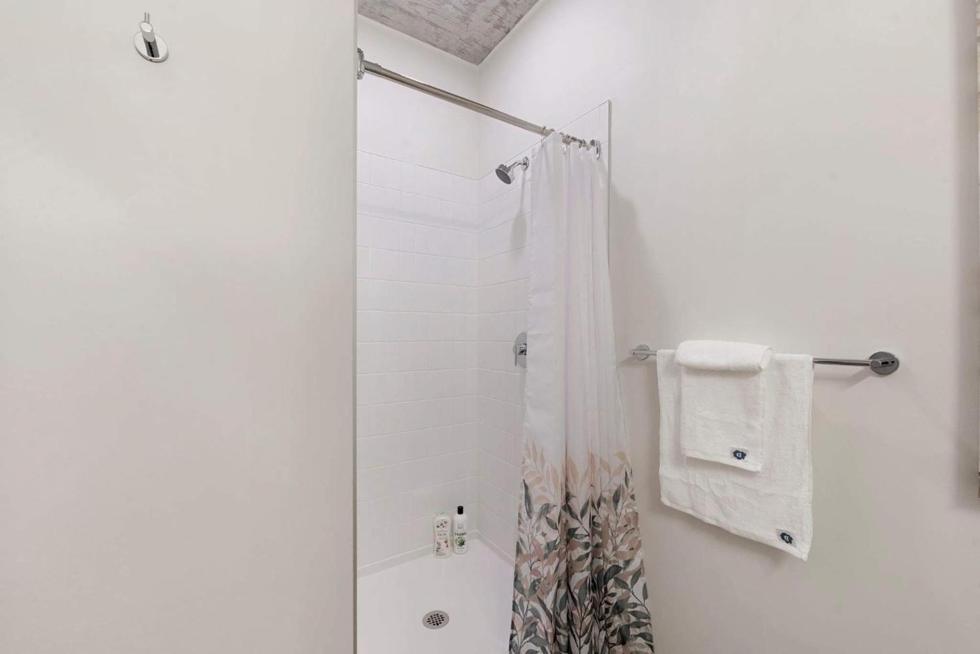 Lux 3 Bed 3 Bath High Rise With Gym & Amenities *
