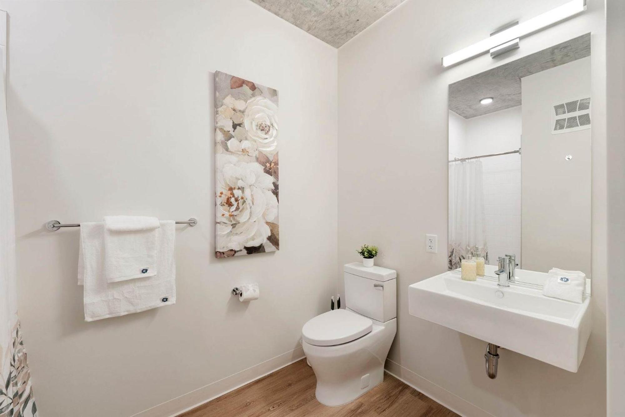 Lux 3 Bed 3 Bath High Rise With Gym & Amenities Apartment
