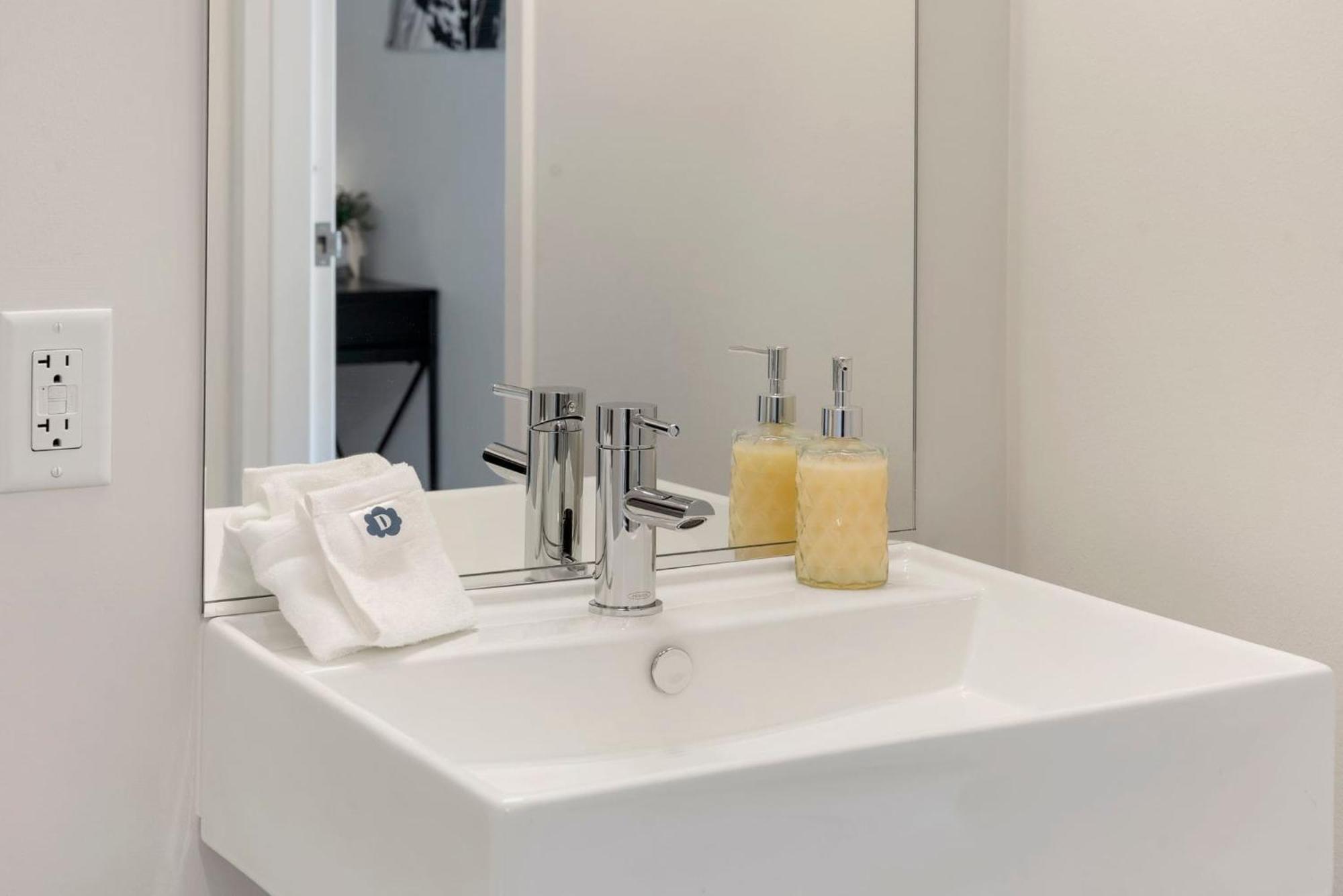 Lux 3 Bed 3 Bath High Rise With Gym & Amenities Chicago