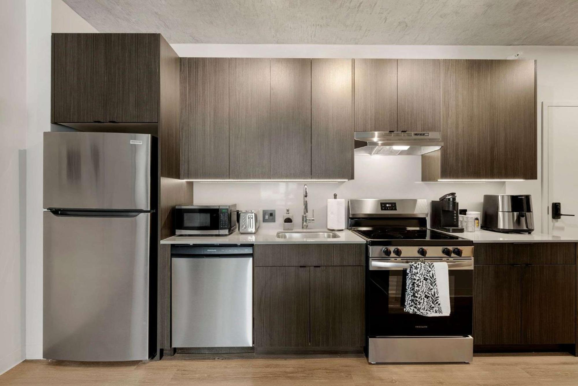 Apartment Lux 3 Bed 3 Bath High Rise With Gym & Amenities *