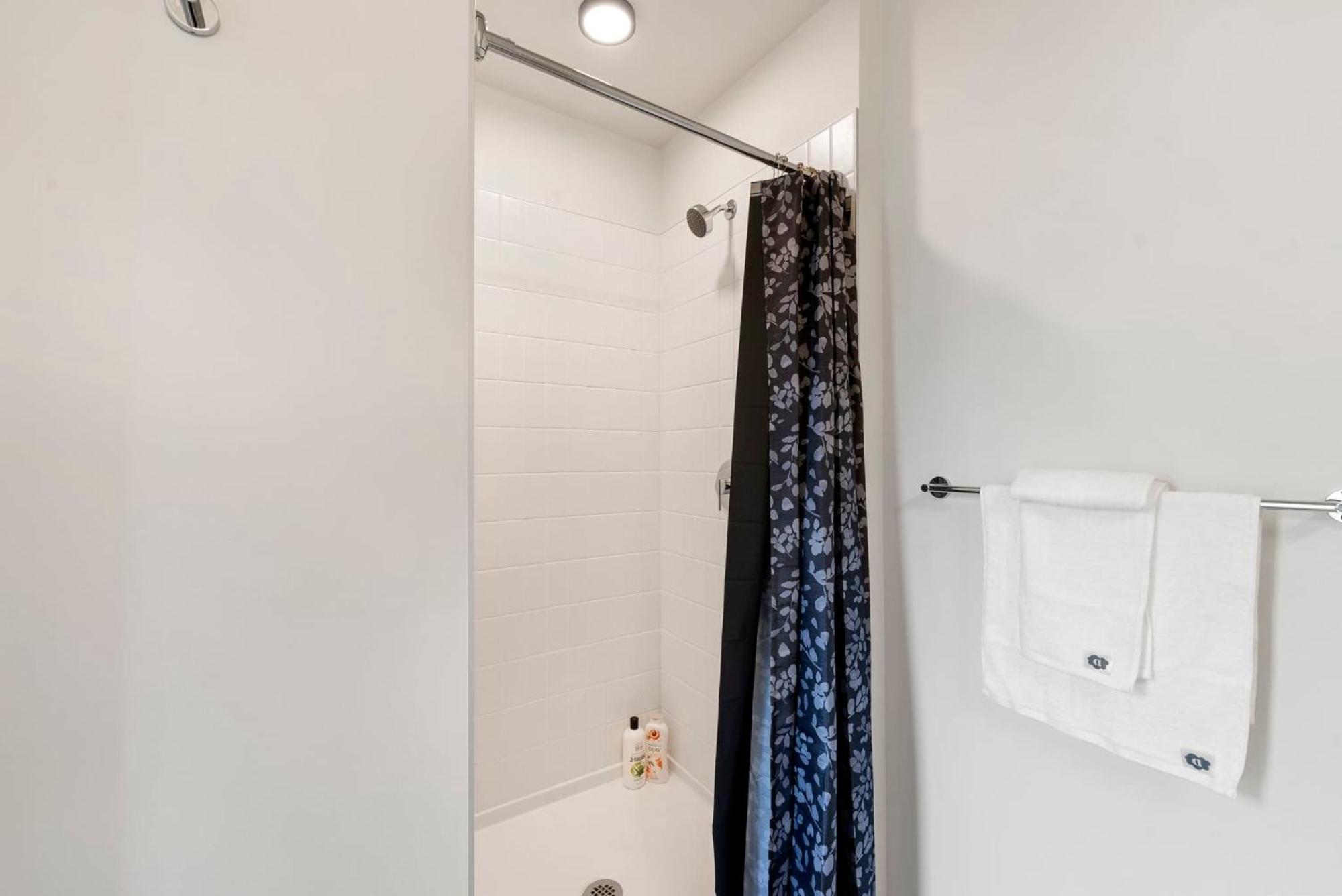 Lux 3 Bed 3 Bath High Rise With Gym & Amenities Apartment *