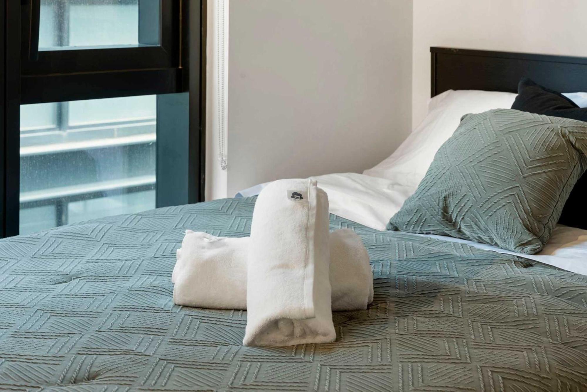 Lux 3 Bed 3 Bath High Rise With Gym & Amenities *