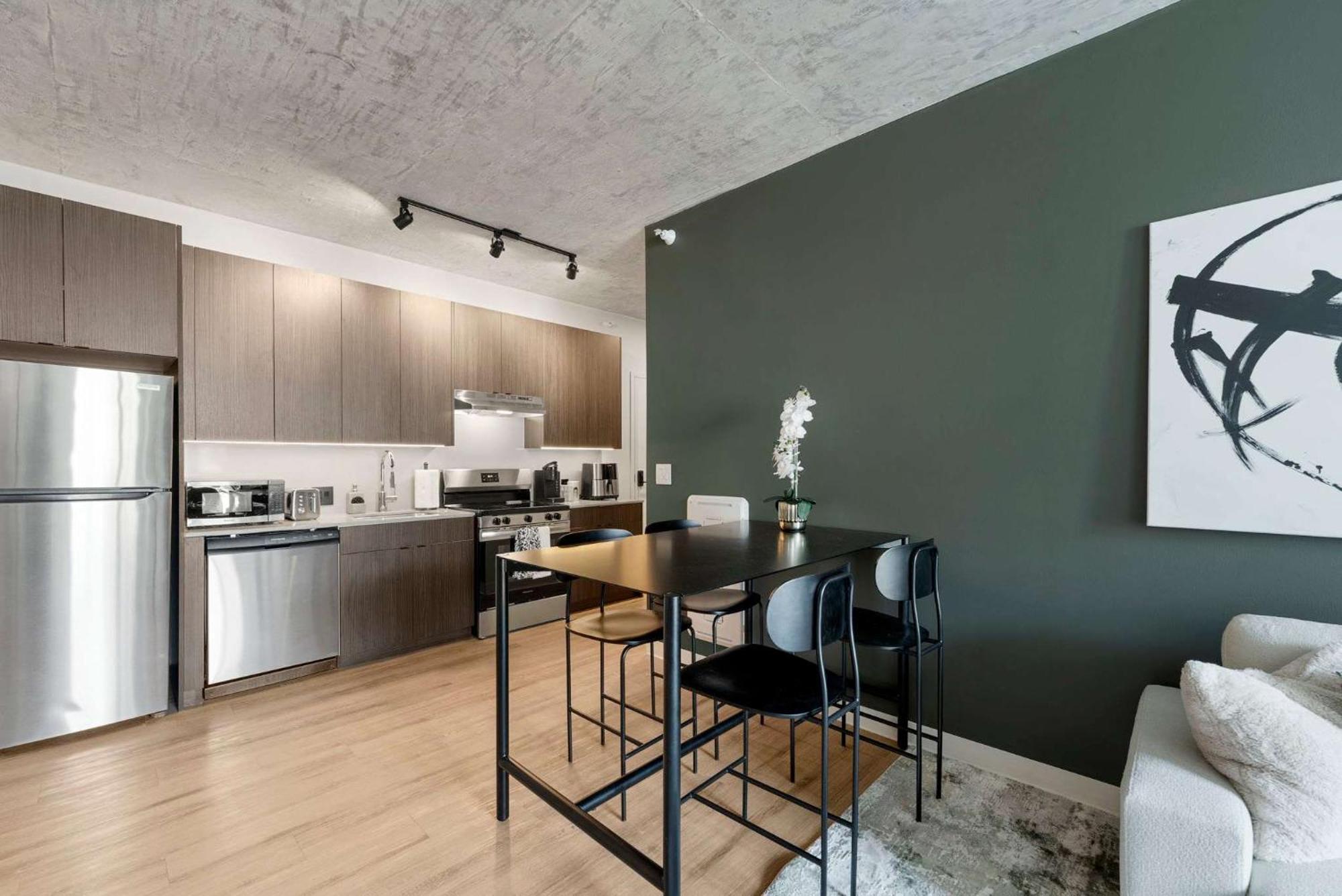 Lux 3 Bed 3 Bath High Rise With Gym & Amenities * Chicago