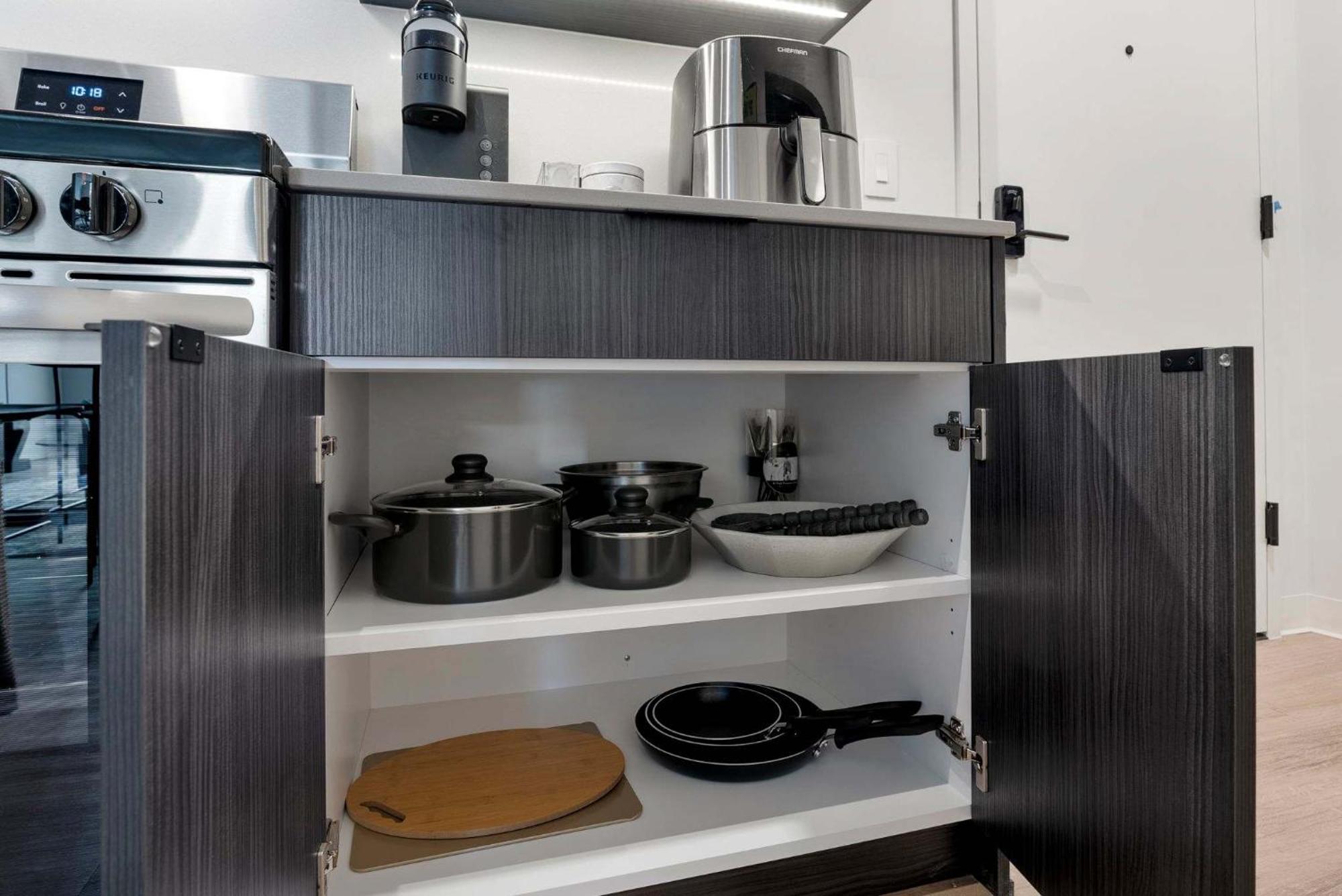 Lux 3 Bed 3 Bath High Rise With Gym & Amenities Apartment