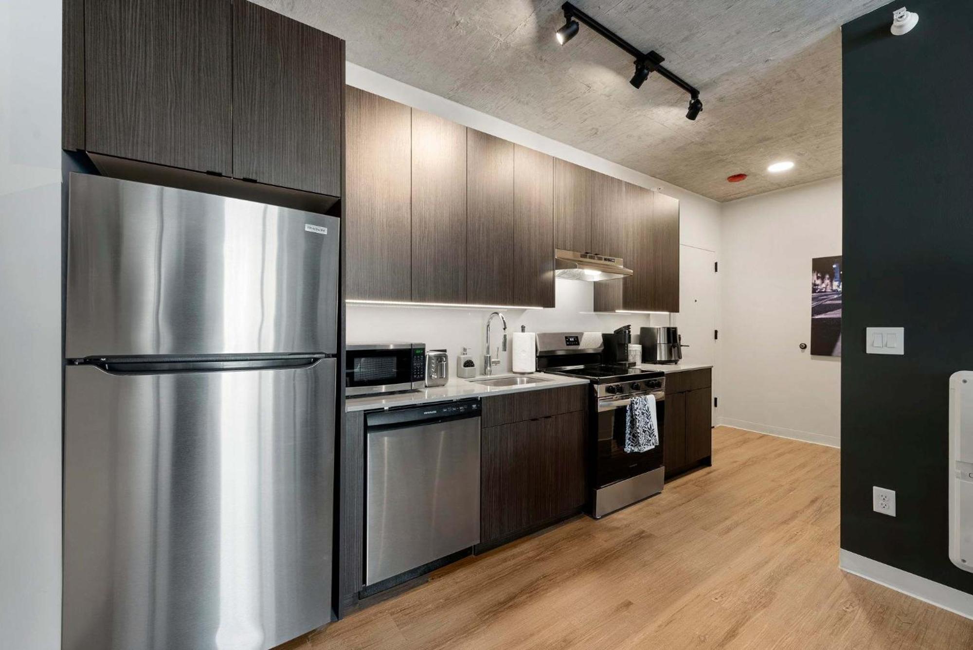 Lux 3 Bed 3 Bath High Rise With Gym & Amenities *