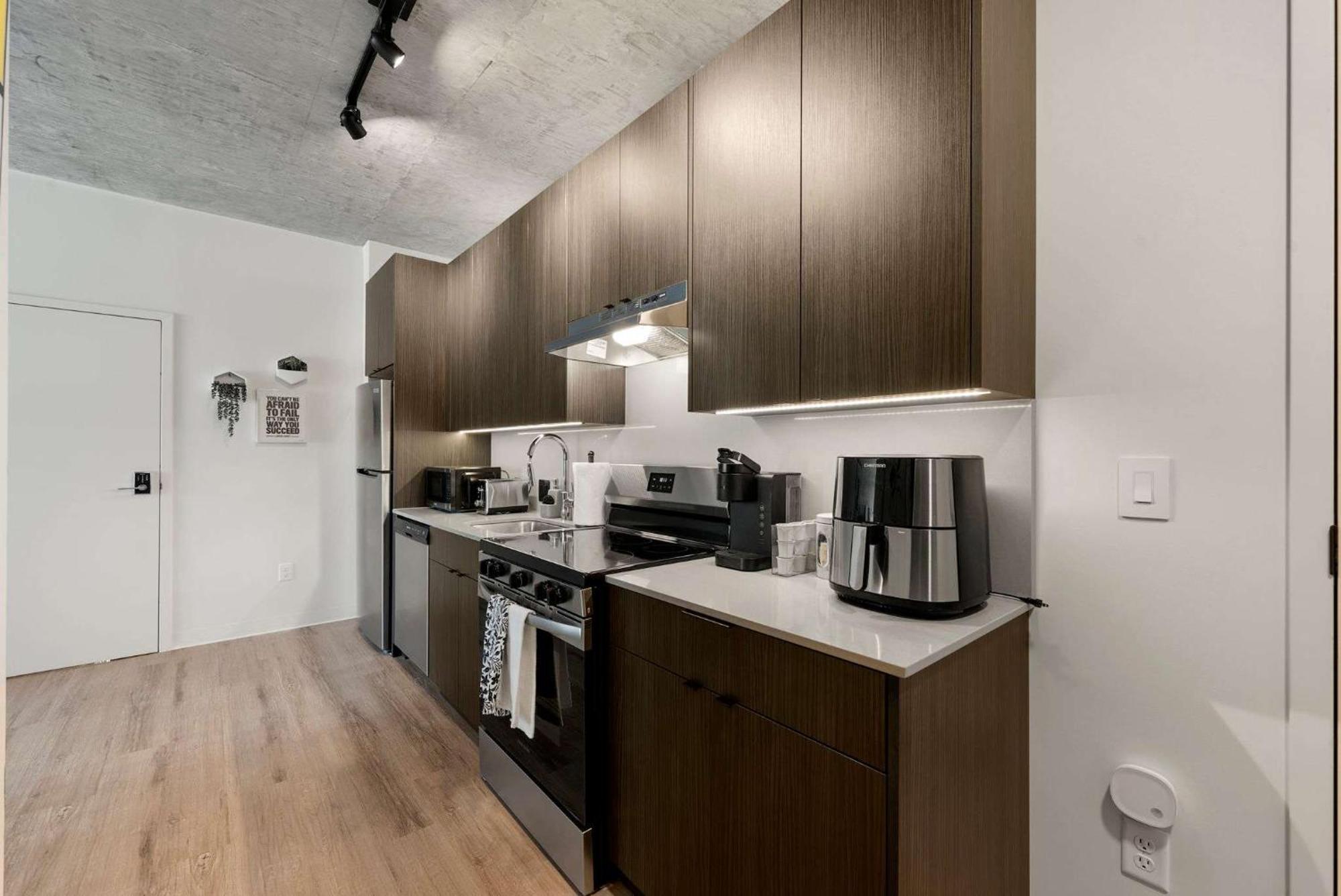 Lux 3 Bed 3 Bath High Rise With Gym & Amenities Apartment