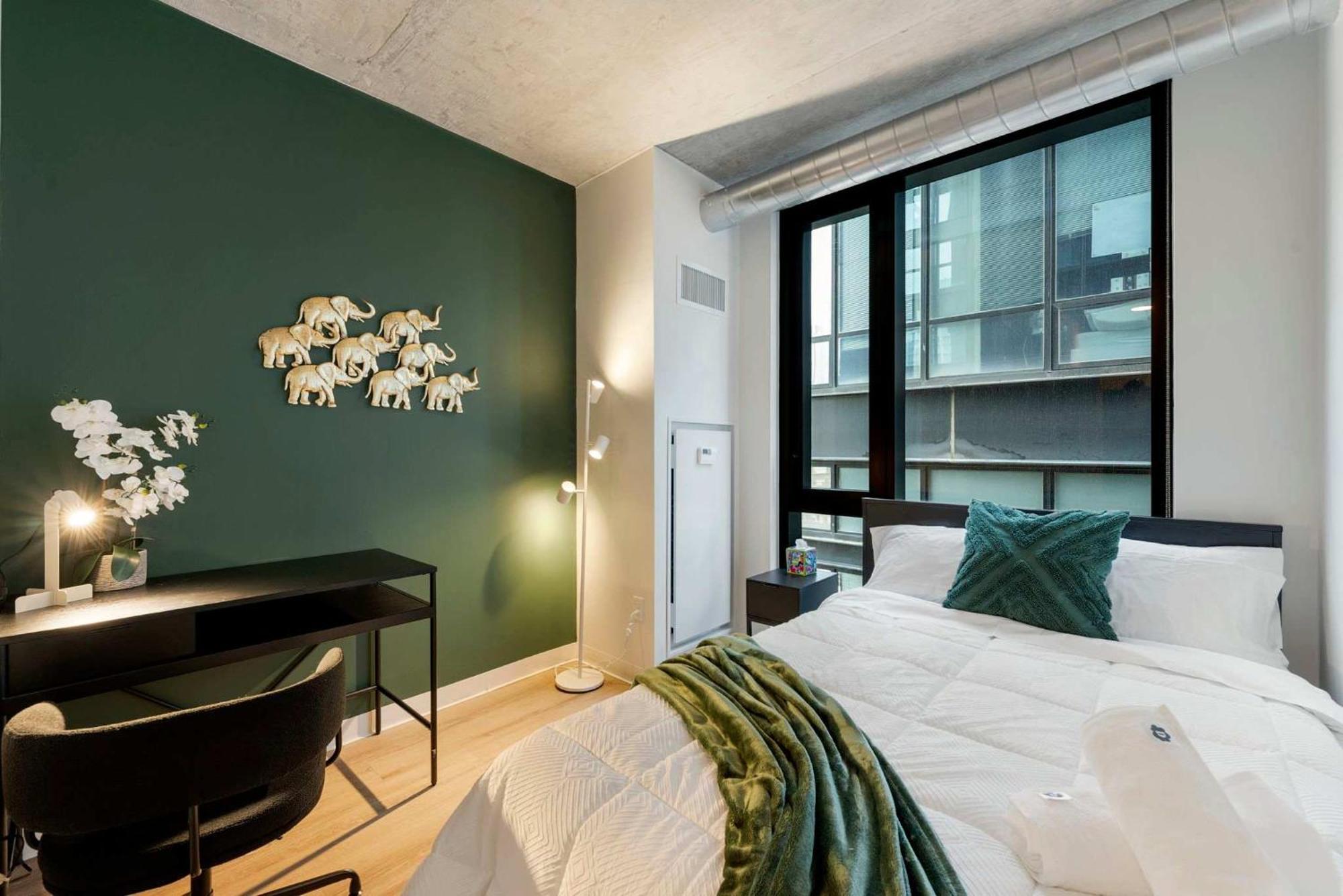 Lux 3 Bed 3 Bath High Rise With Gym & Amenities Apartment *