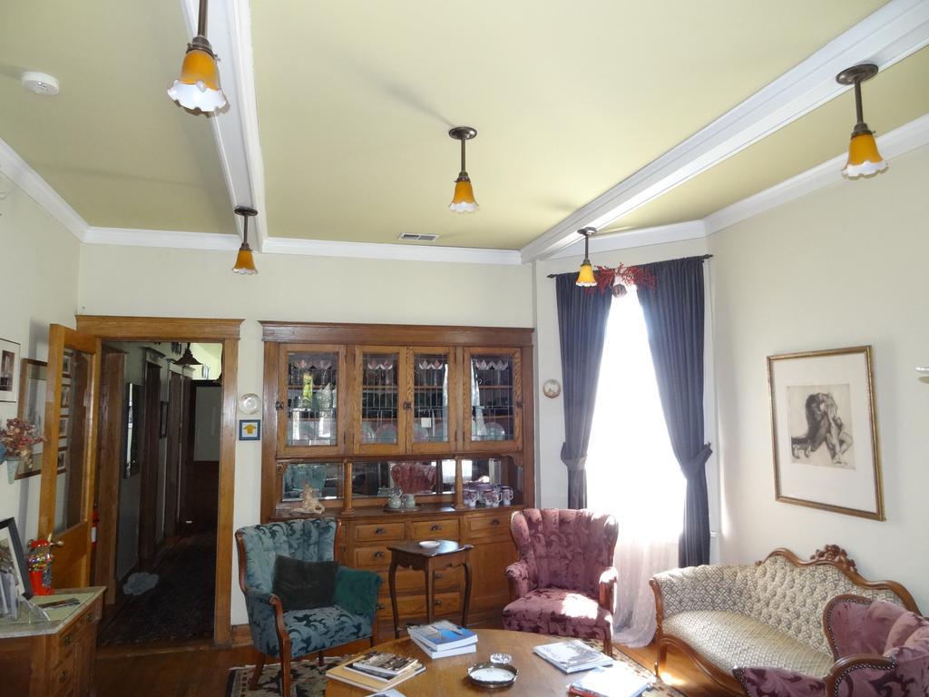 House Of Two Urns Bed & Breakfast Chicago