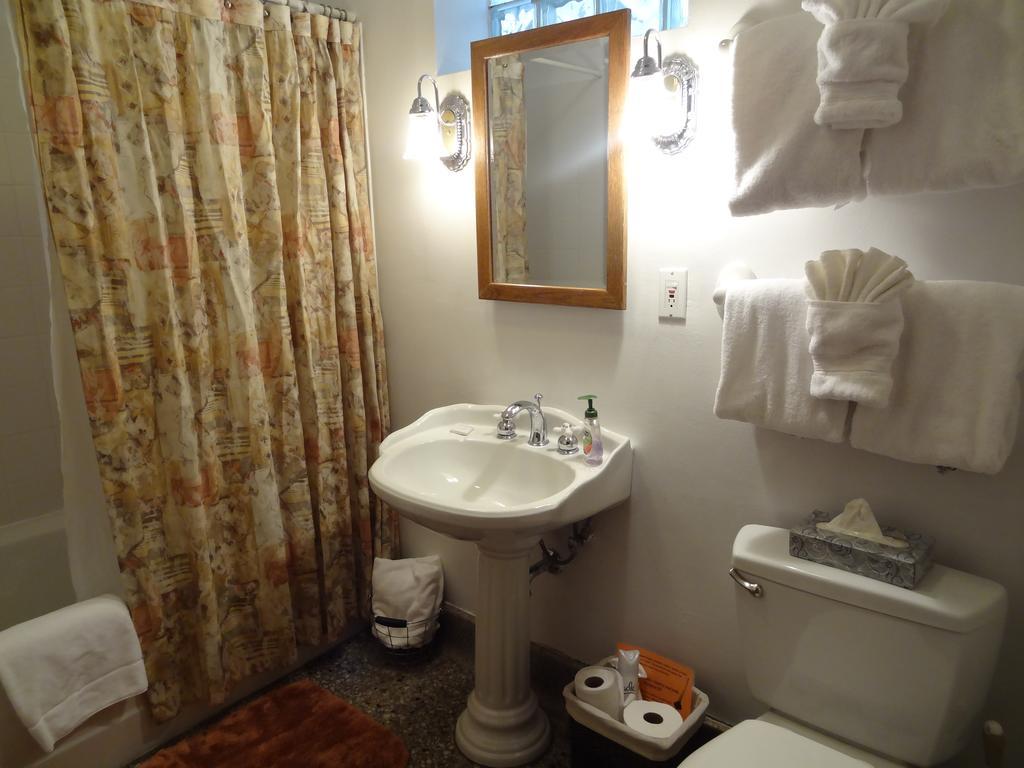 House Of Two Urns Bed & Breakfast
