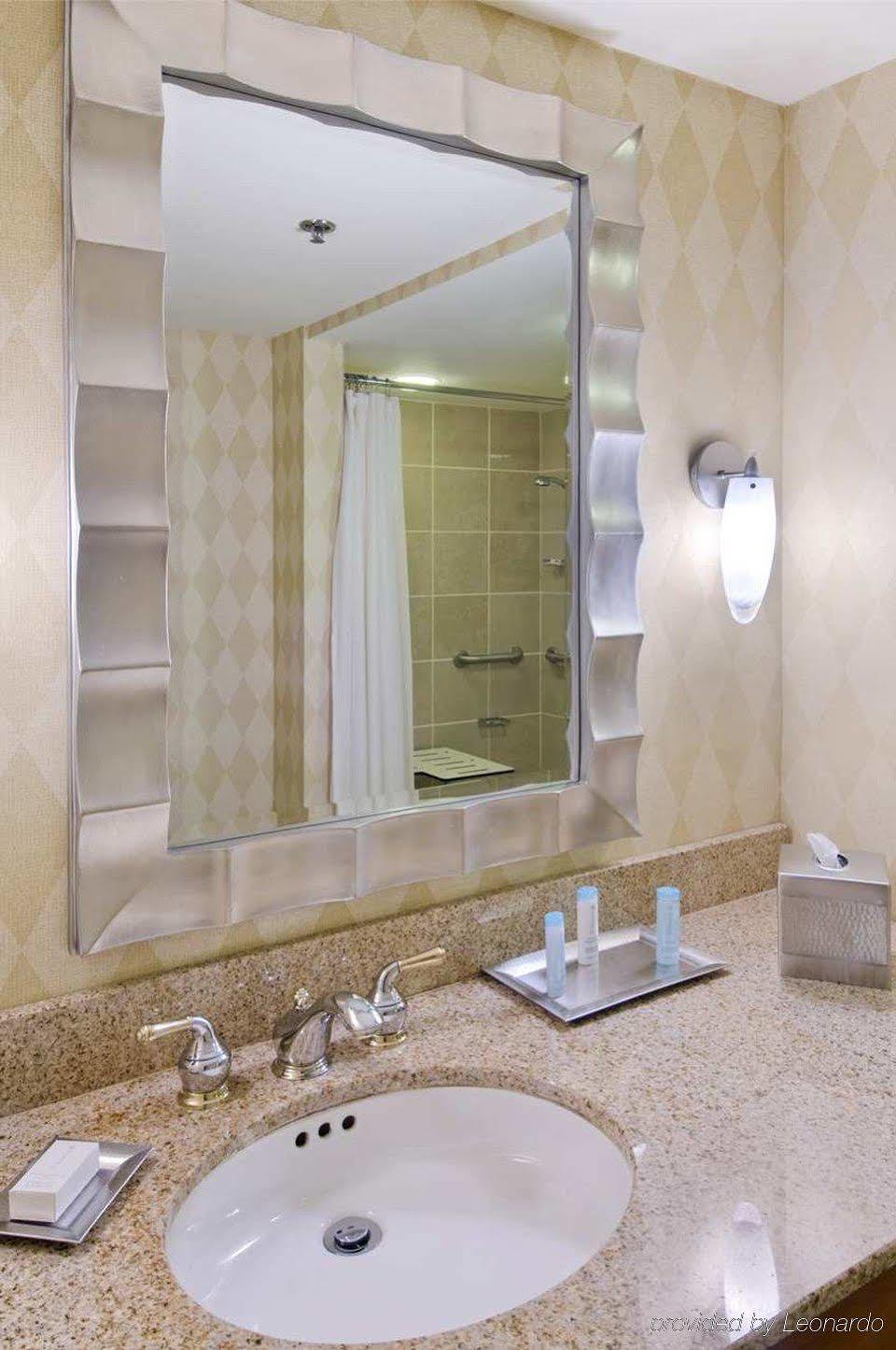 Hotel Hilton Magnificent Mile 3*
