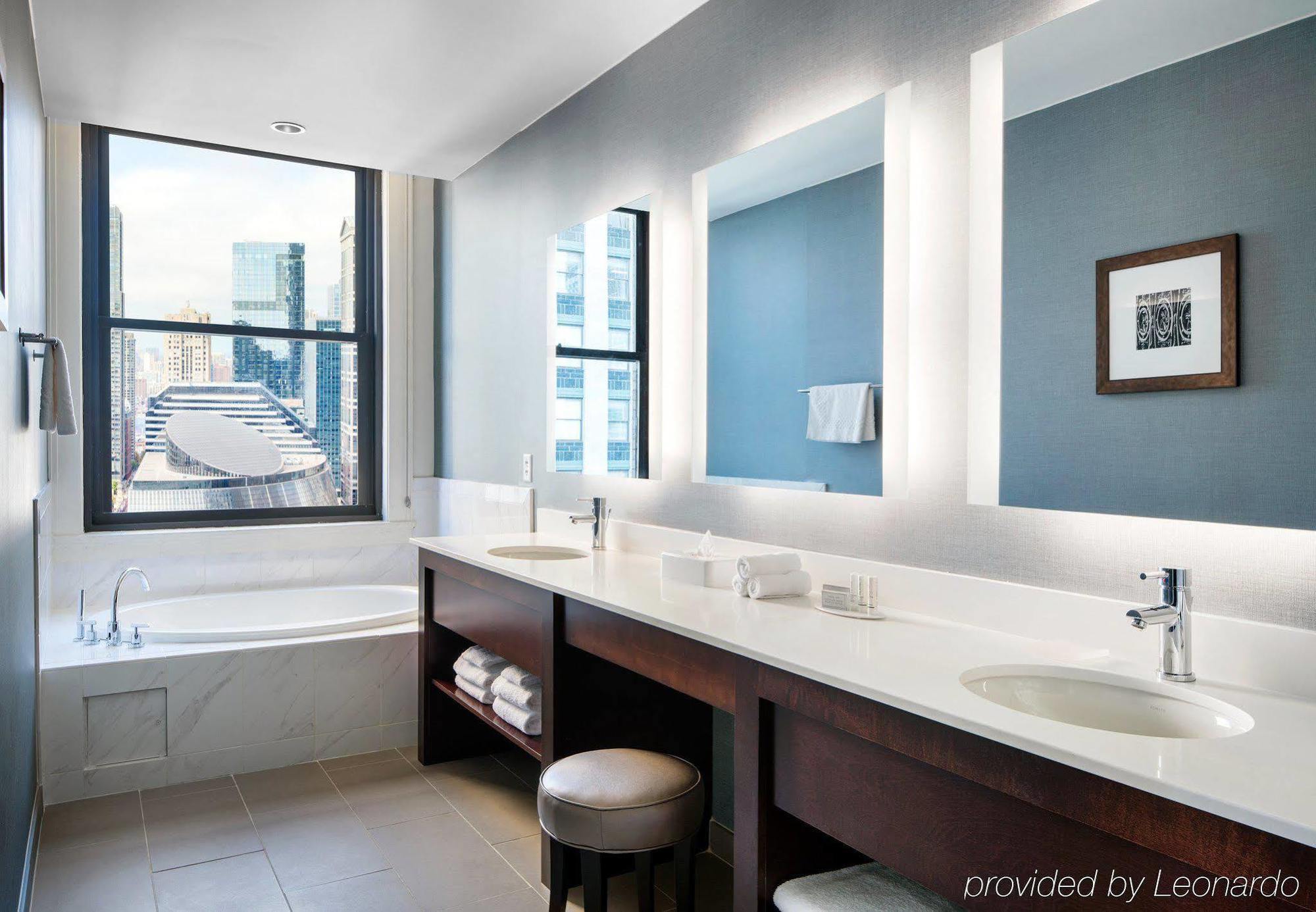 Hotel By Marriott Downtown/loop 3*