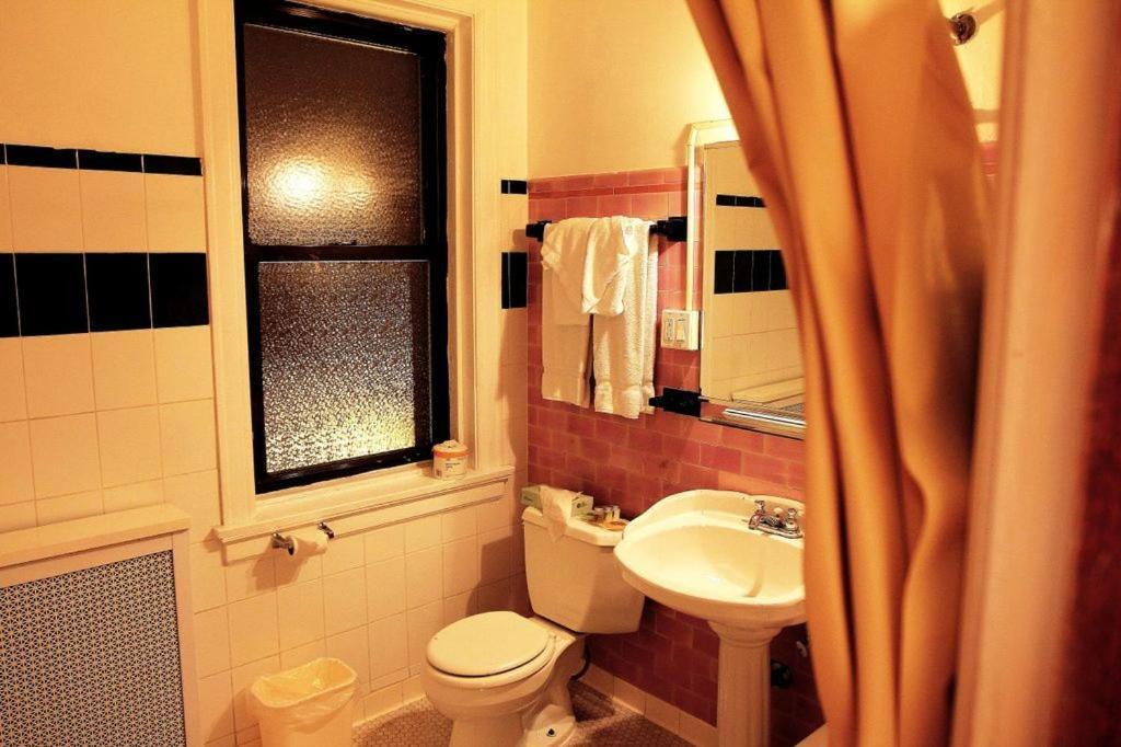Hotel At Lincoln Park 2*