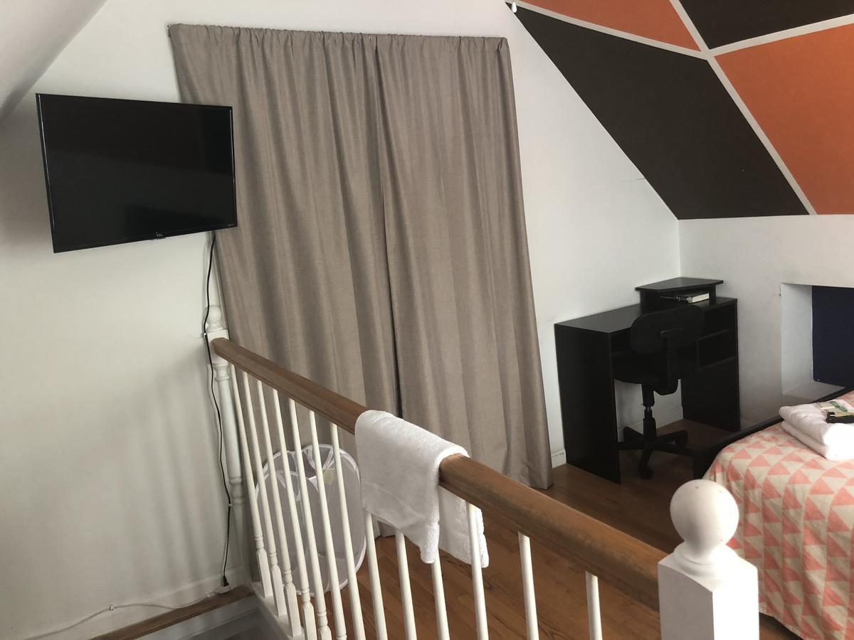 Hollywood Llc Guest house Chicago