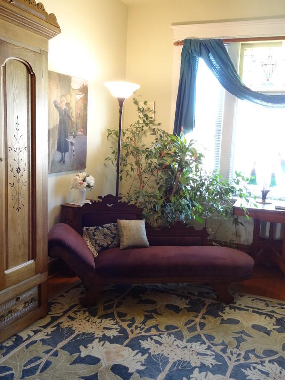 House Of Two Urns Bed & Breakfast 3*