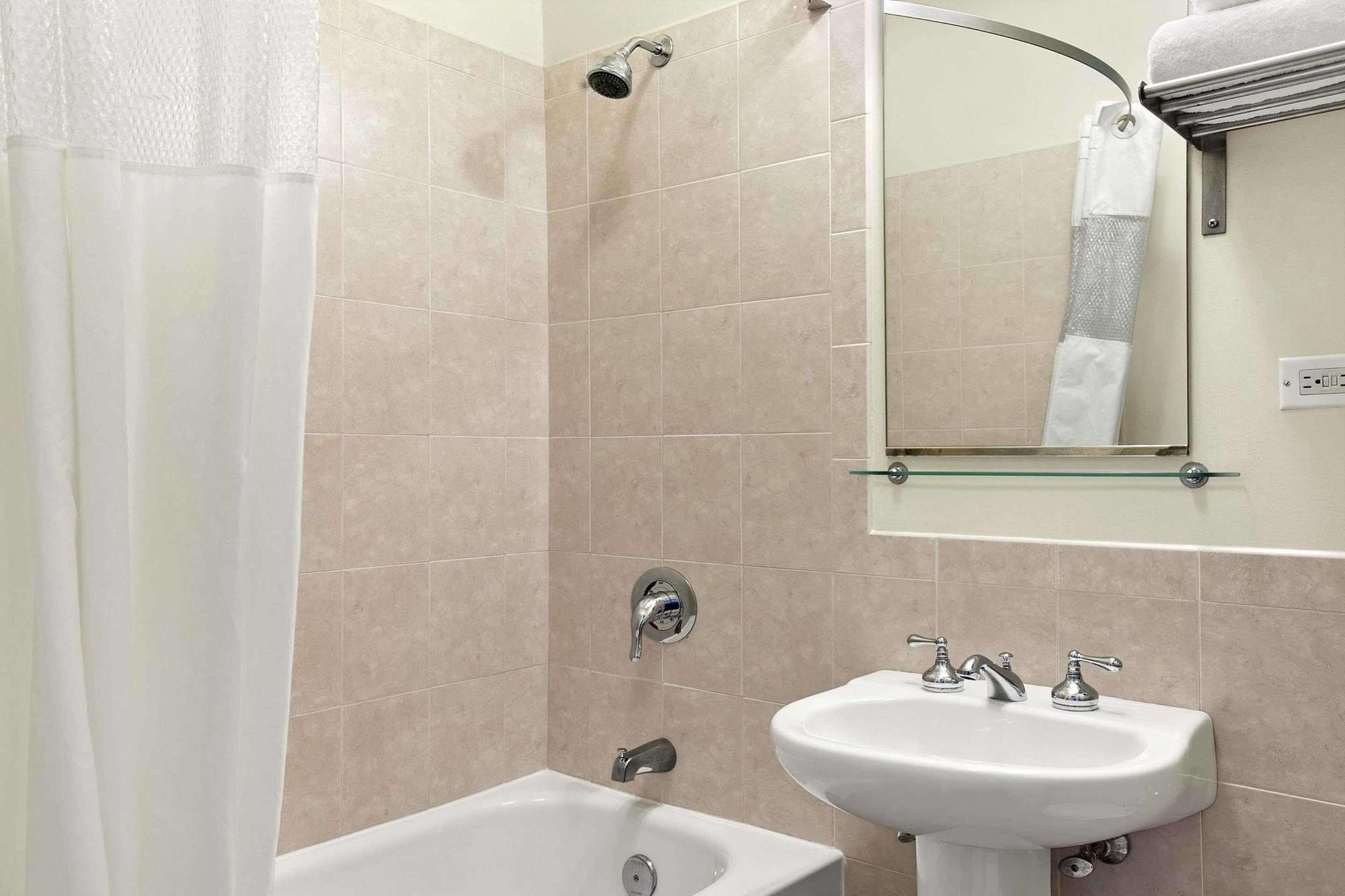 Hotel Travelodge By Wyndham Downtown 2*