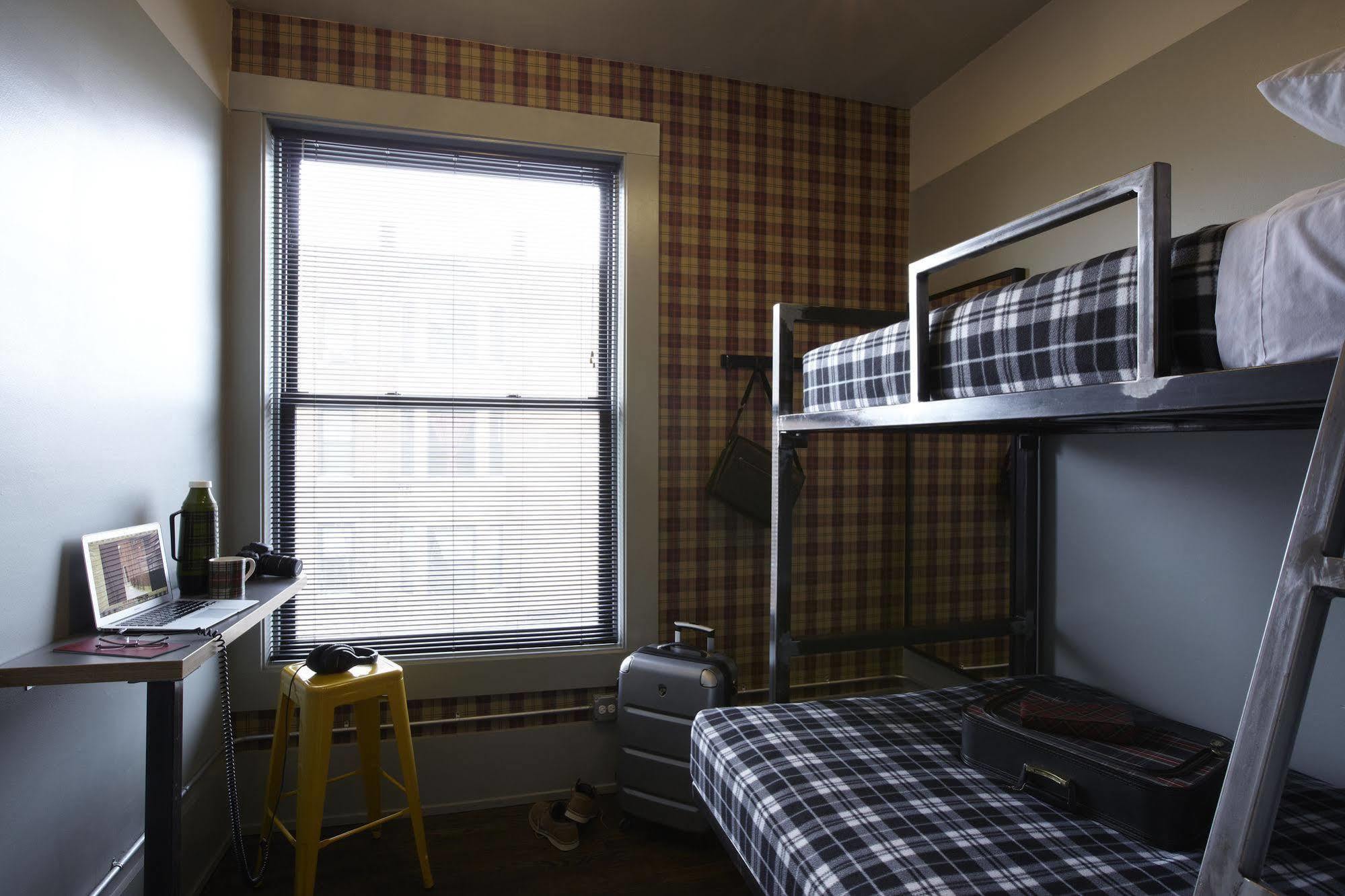 Holiday Jones Hostel Chicago