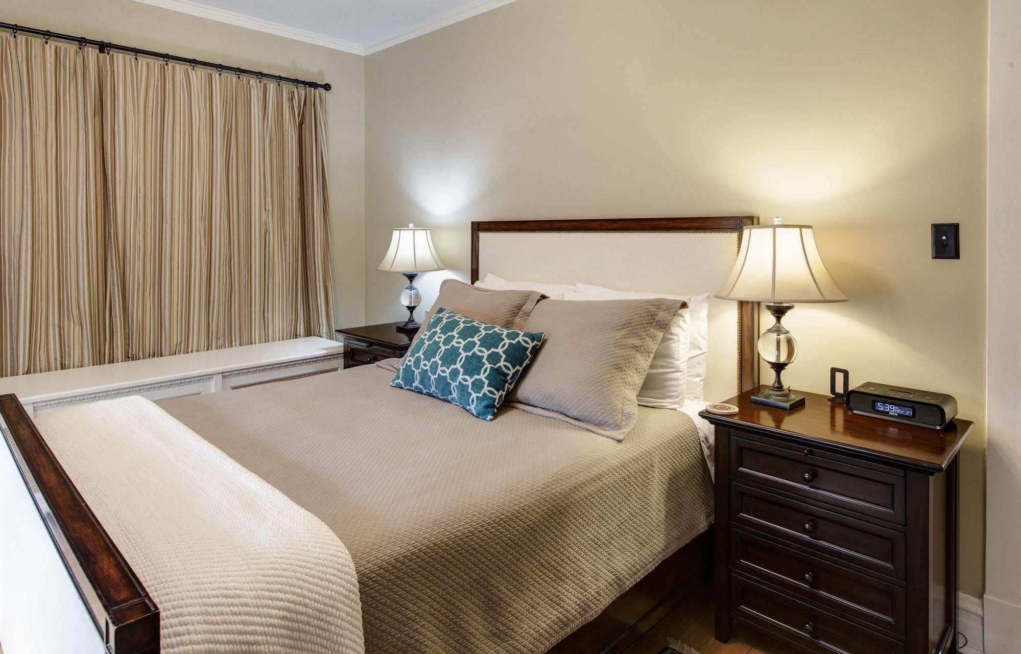 Lang House B&B - Chicago Bed & Breakfast