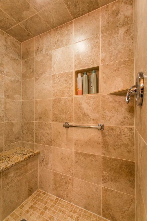 4 Bedroom In Location Parking Fireplace Back Yard Pets Welcome