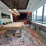 Brand New Luxe Convertible Studio/Downtown Views