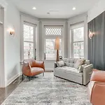 Spacious Condo With Deck About 3 Mi To Downtown Chicago!