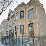 Spacious Condo With Deck About 3 Mi To Downtown Chicago!