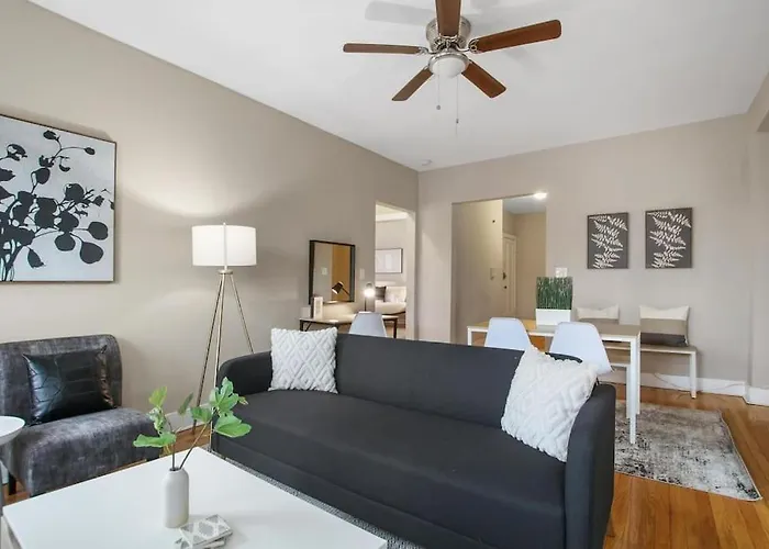 3Br Inviting Apartment With In-Unit Washer & Dryer - Touhy 3N
