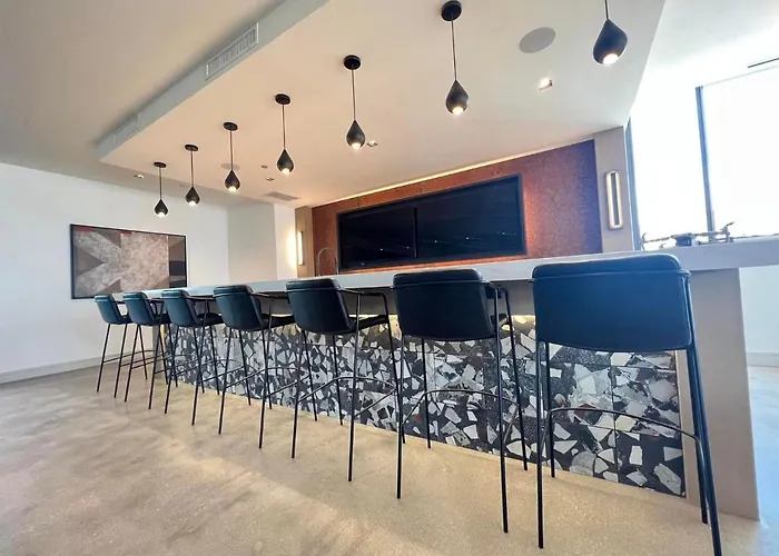 Brand New Luxe Convertible Studio/Downtown Views