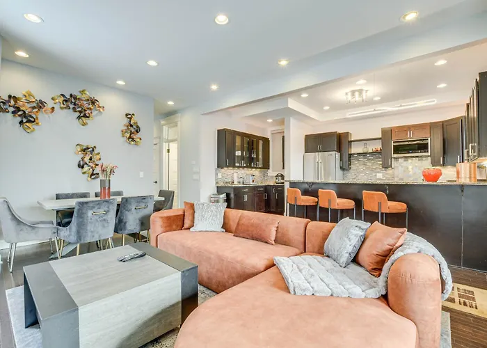 Spacious Condo With Deck About 3 Mi To Downtown Chicago!