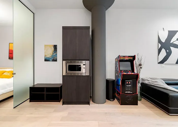River North Central Home With Balcony
