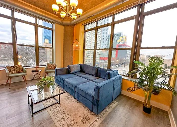 Mccormick Place Stylish Corner Unit With Optional Parking, Gym Access That Sleeps Up To 6