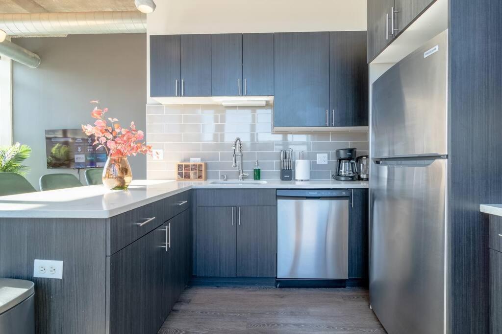 Apartment Mccormick Place Stylish Corner Unit With Optional Parking, Gym Access That Sleeps Up To 6