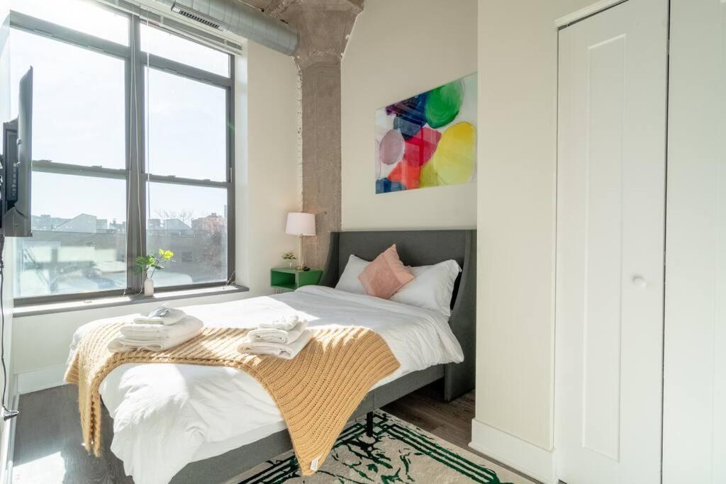 Mccormick Place Stylish Corner Unit With Optional Parking, Gym Access That Sleeps Up To 6 Apartment *