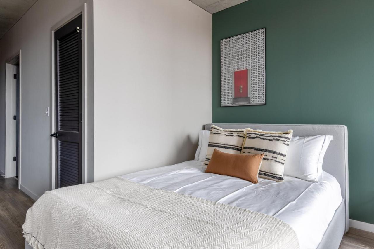 W Loop W Gym Pool Nr Restaurant Row Chi-234 *